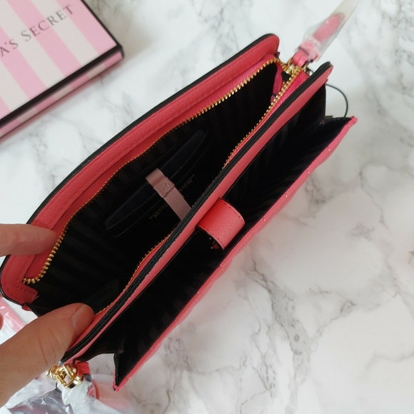 The Victoria Convertible Crossbody - Picture 8 of 10